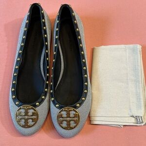 New Tory Burch Flat Shoes With Gold Logo. Size 7.